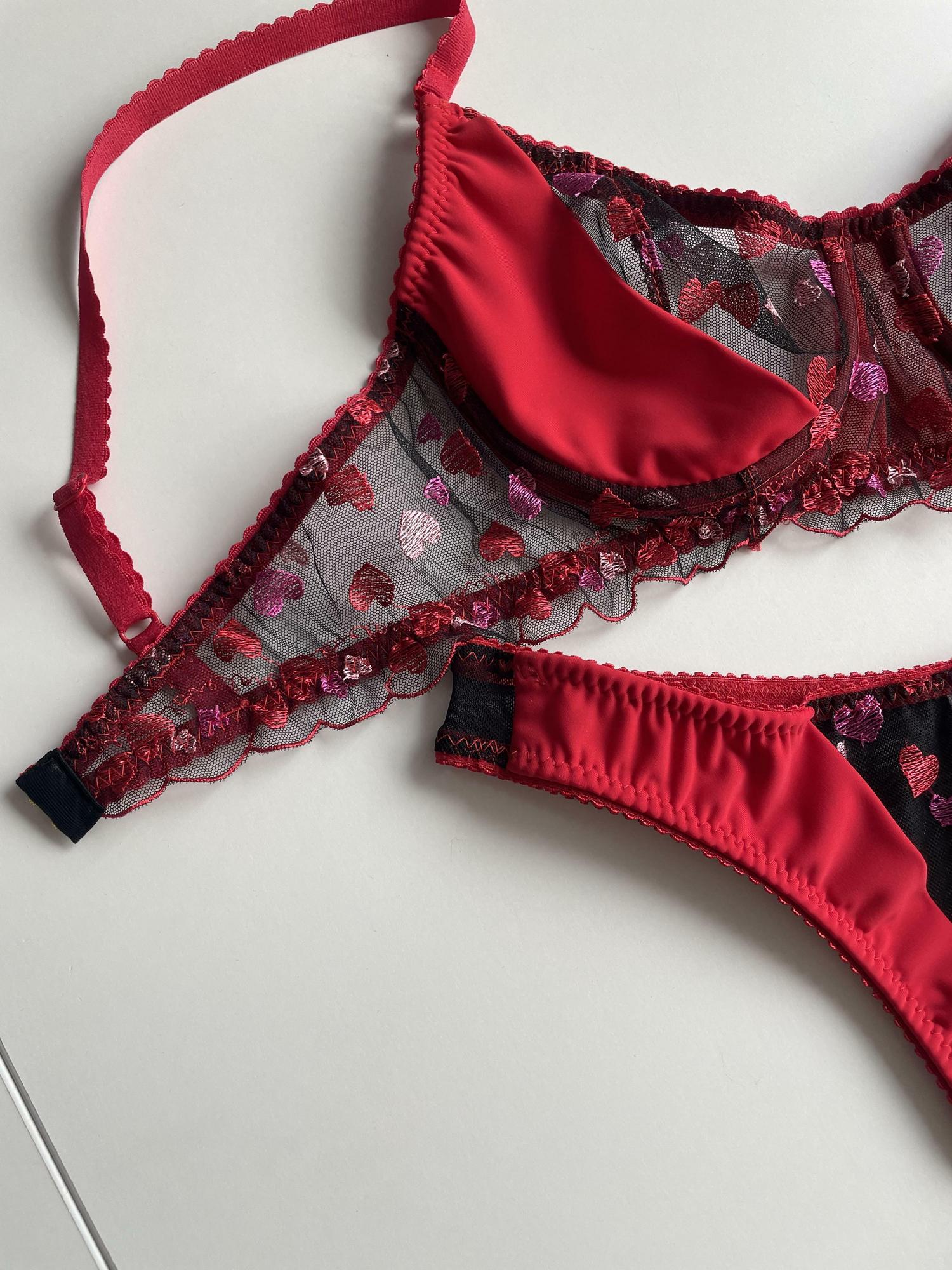 Кружевной комплект «ADRI» в красно-черном цвете с сердечками.