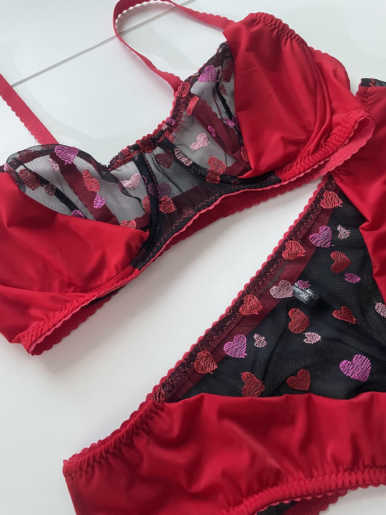 Кружевной комплект «ADRI» в красно-черном цвете с красным поясом..