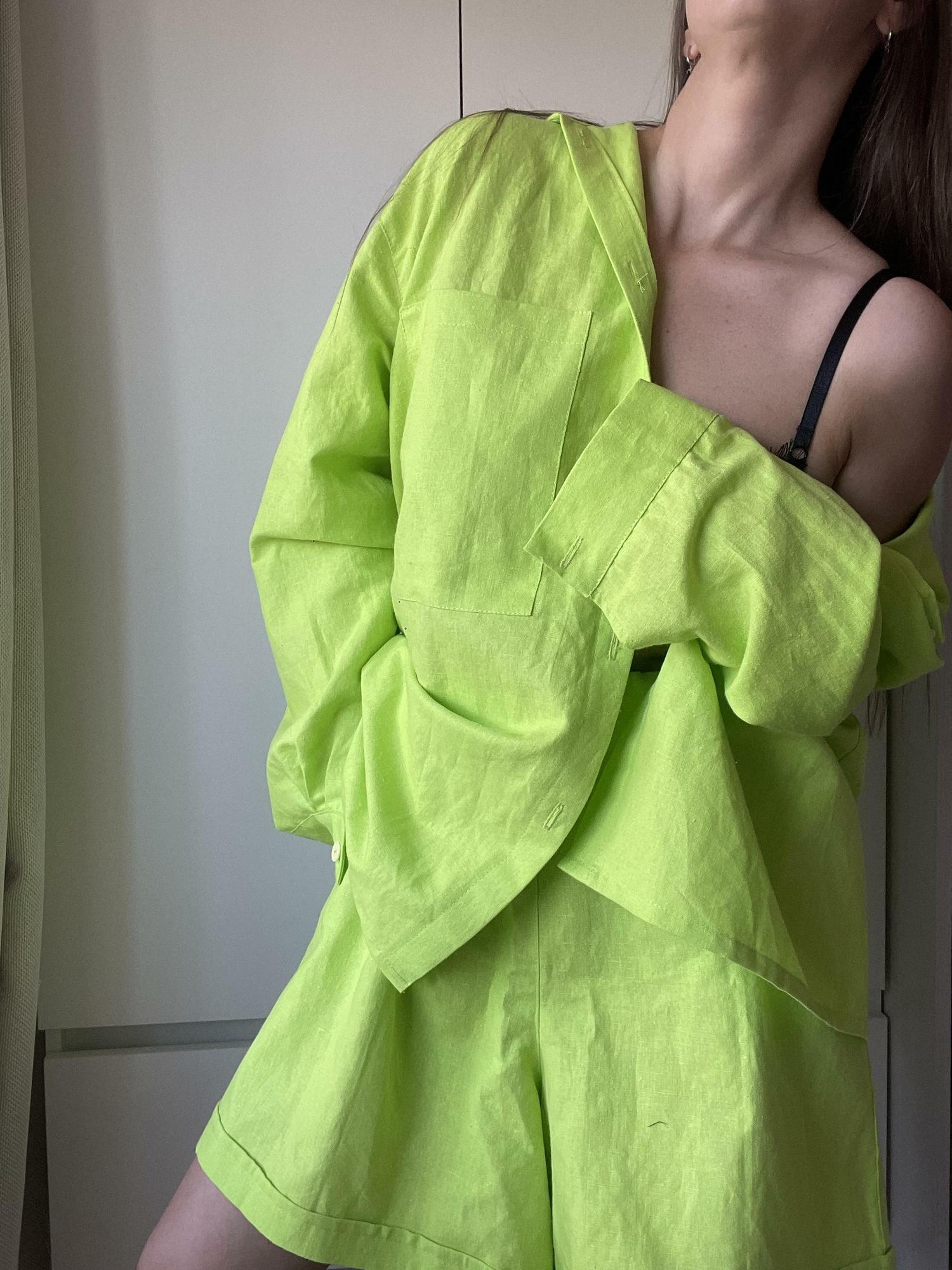 Льняной костюм «LER» в ярко - зеленом цвете.