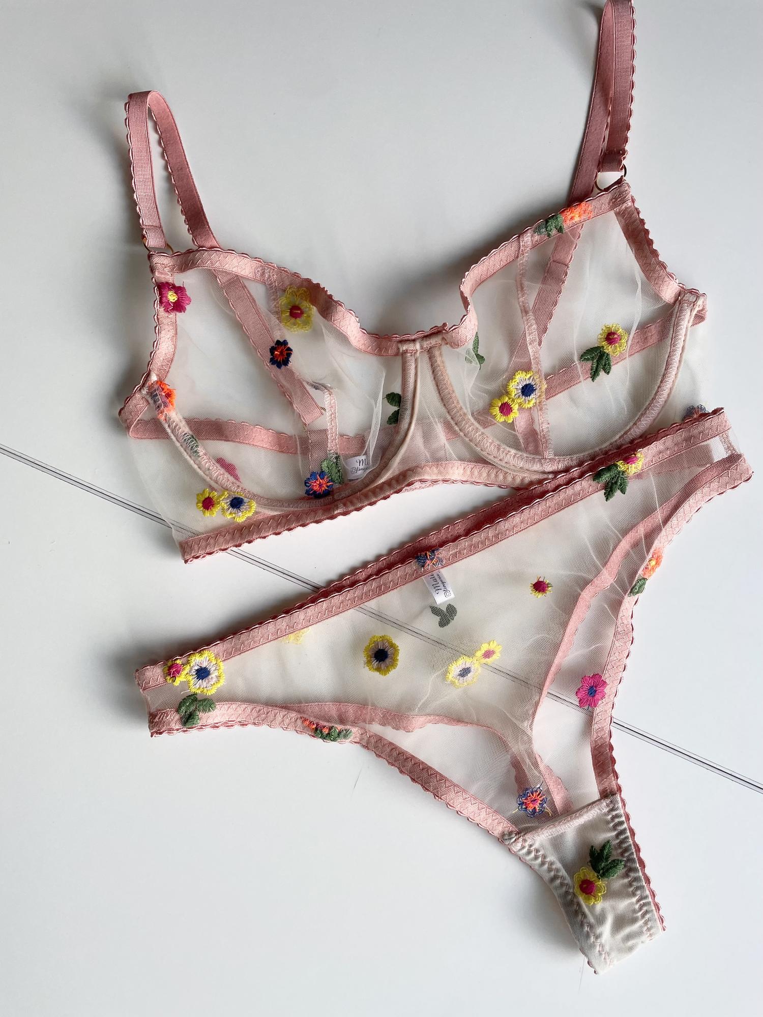 Кружевные комплекты с вышивкой