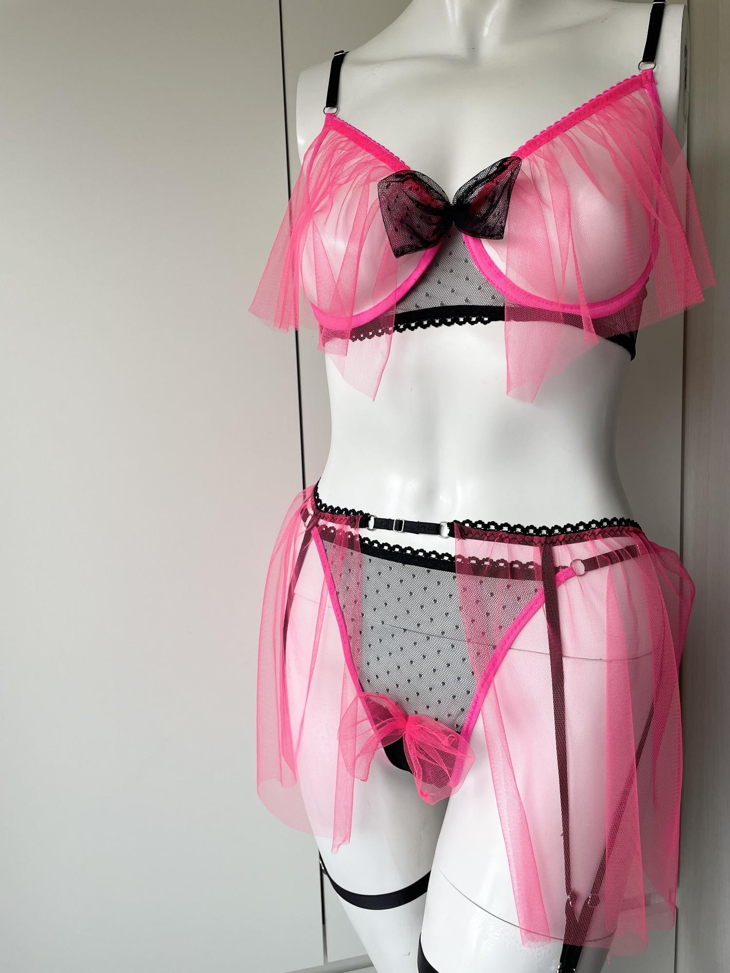 Сексуальный комплект «VIPI» в черно - розовом цвете.