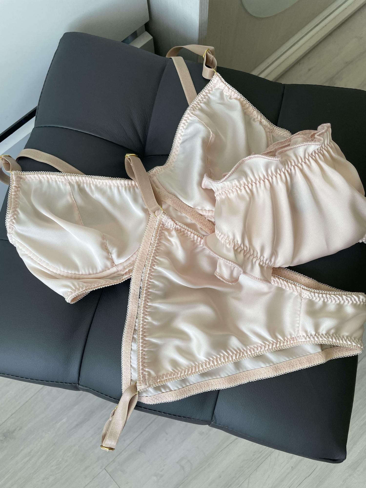 Нежный шелковый комплект в бежевом цвете «ASSI»