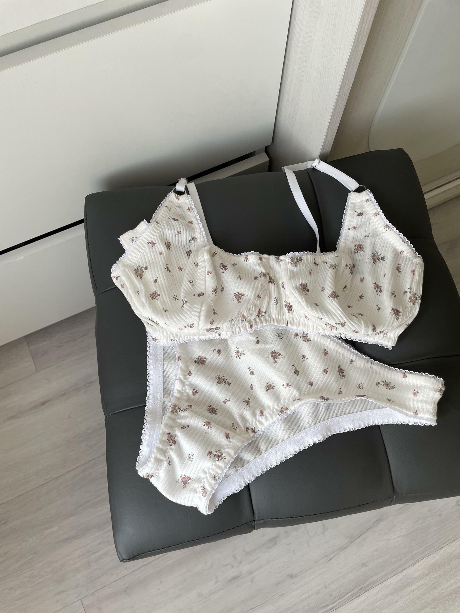 Хлопковый комплект в белом цвете с цветами «VIPI»