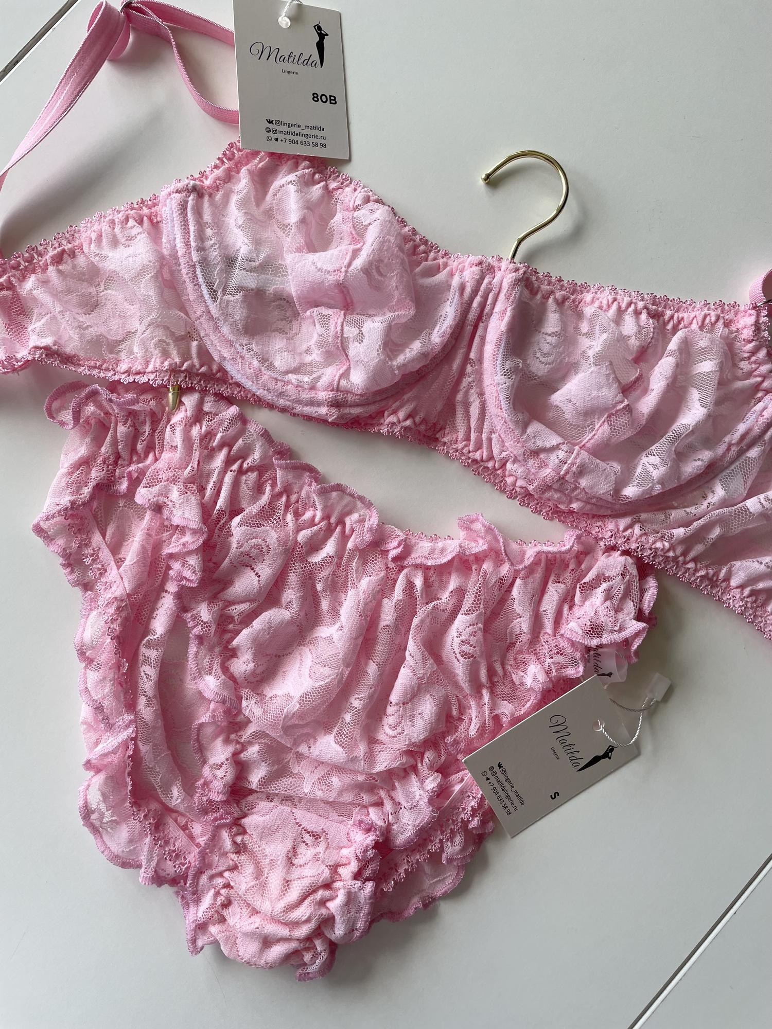 Нежный кружевной комплект в розовом цвете