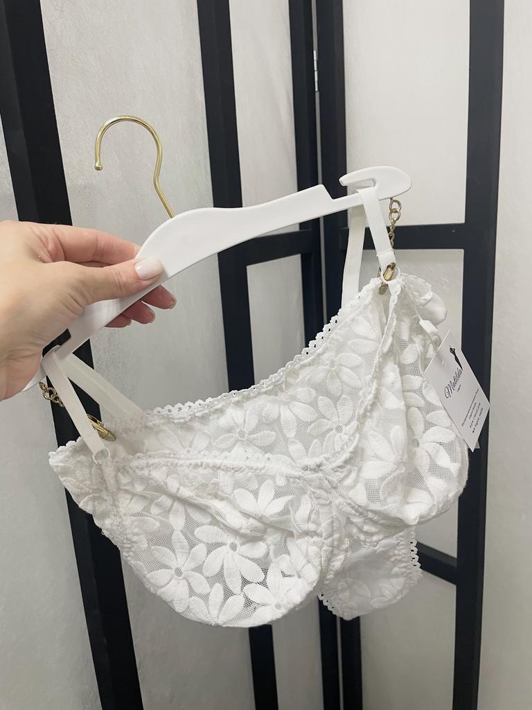 Нежный кружевной комплект в белом цвете с ромашками.