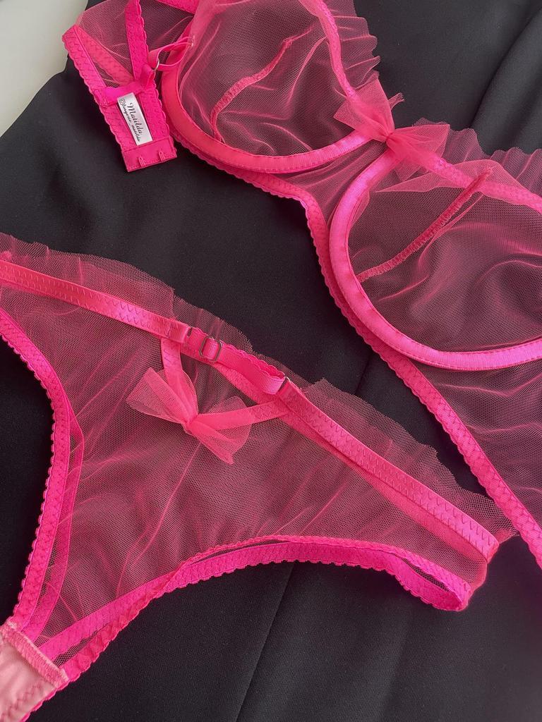 Комплект «Hona» в ярко - розовом цвете.