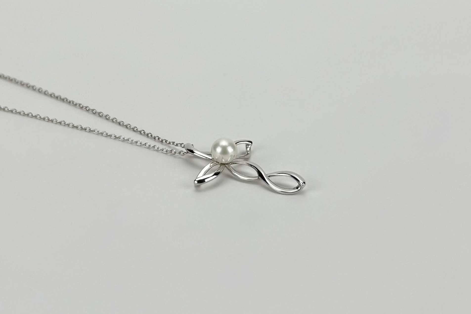 Подвеска крестик с натуральной белой жемчужиной INFINITY