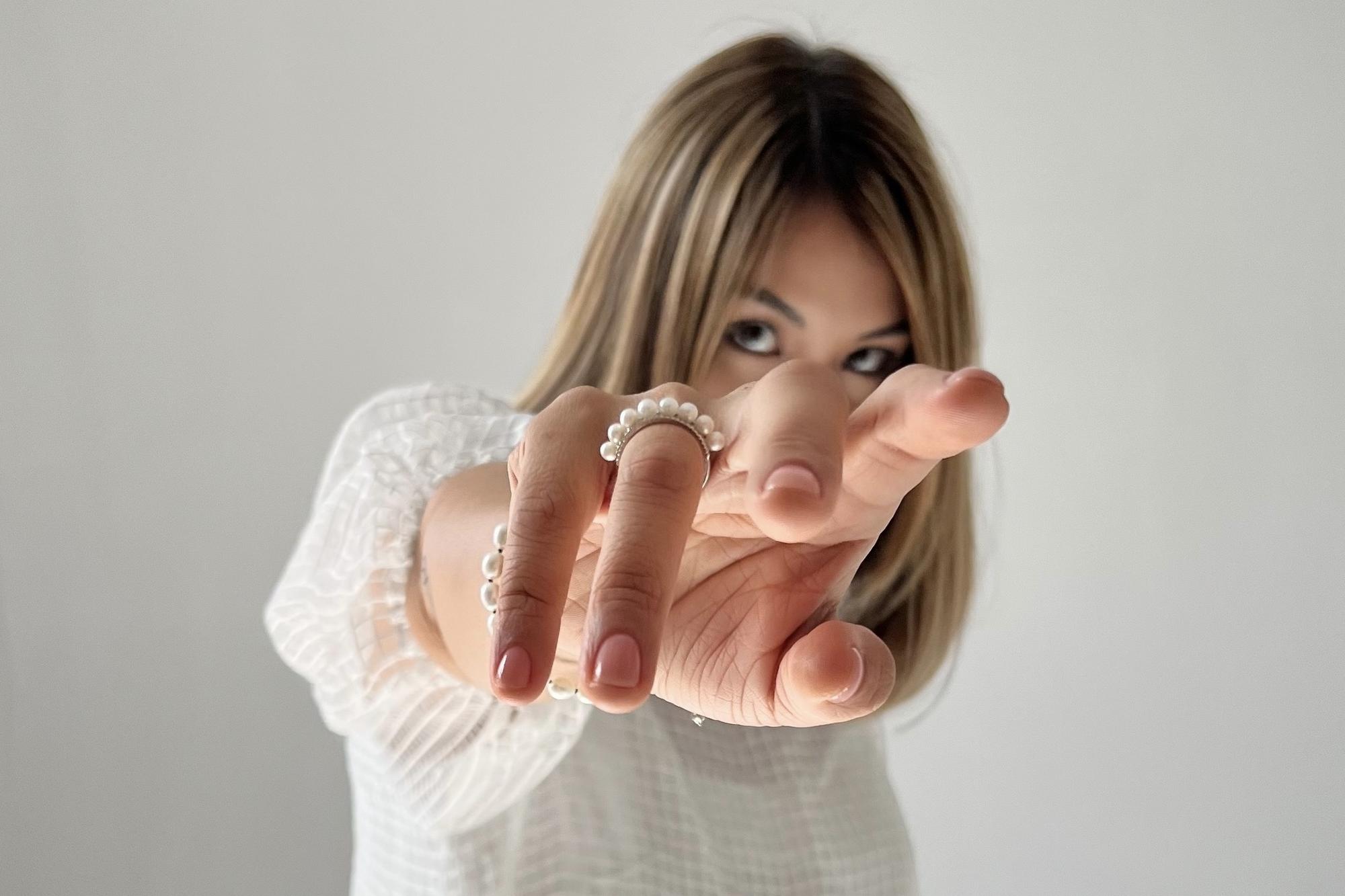 Кольцо с дорожкой из натурального жемчуга TRACE