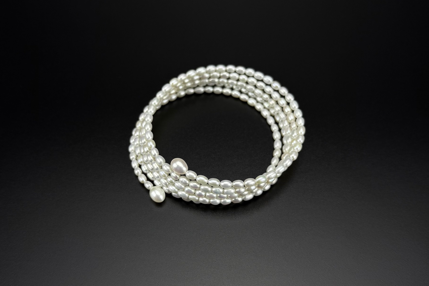 Жесткий браслет из натурального жемчуга SWIRLS & DROP