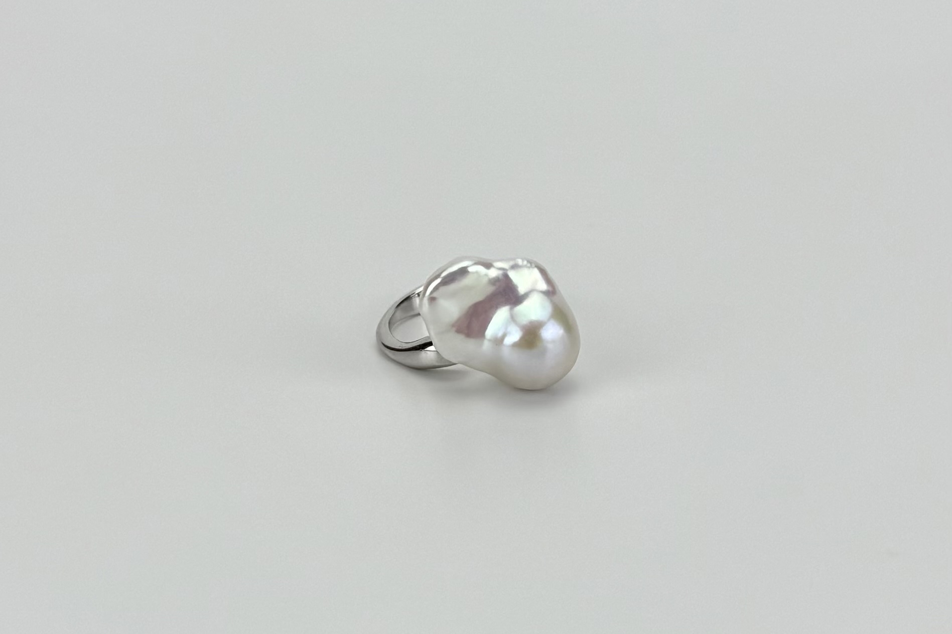 Кольцо с крупным жемчугом барокко REHAB