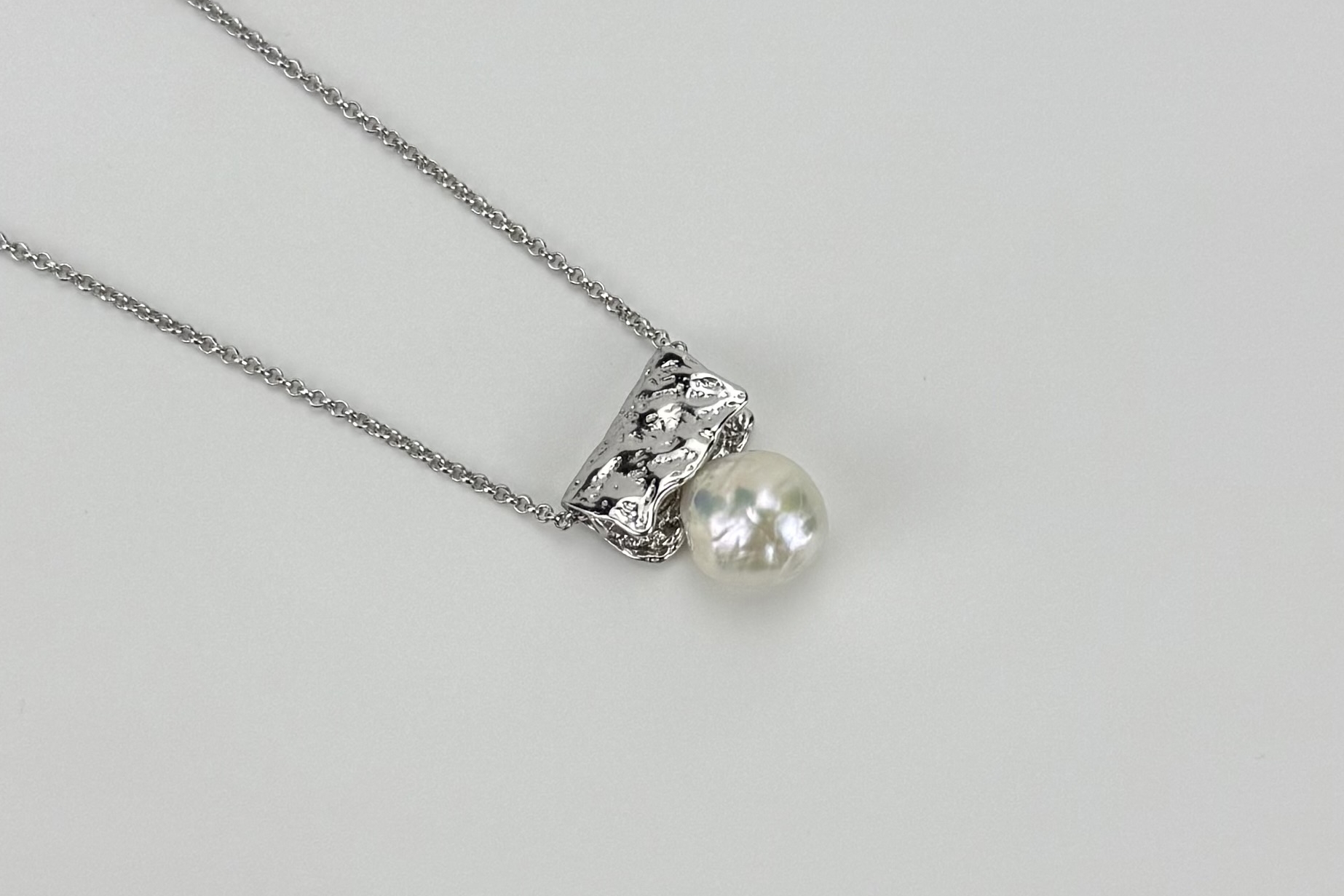 Подвеска с жемчугом барокко на цепочке SIDE EFFECT