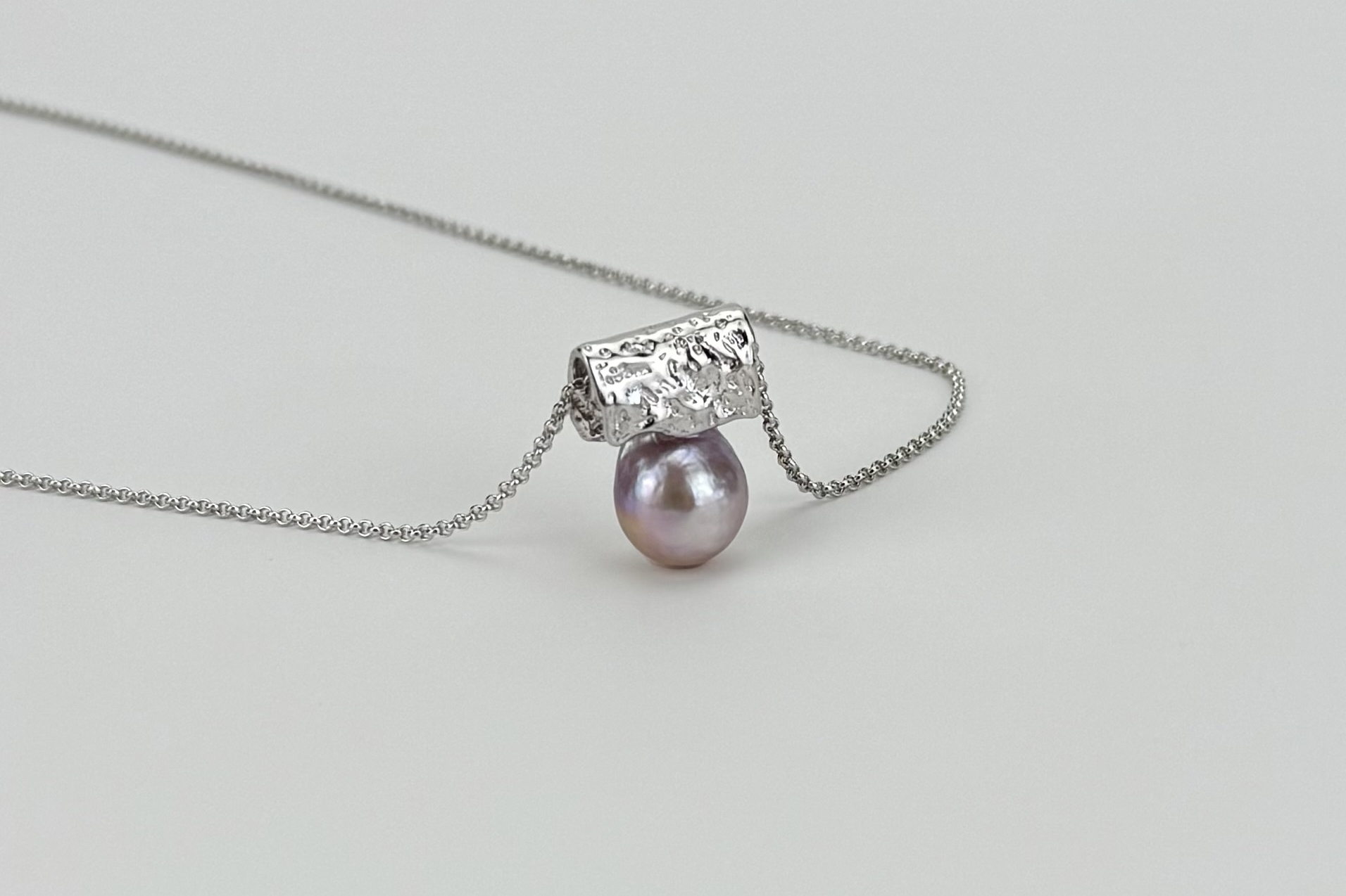 Подвеска с фиолетовым жемчугом барокко на цепочке SIDE EFFECT