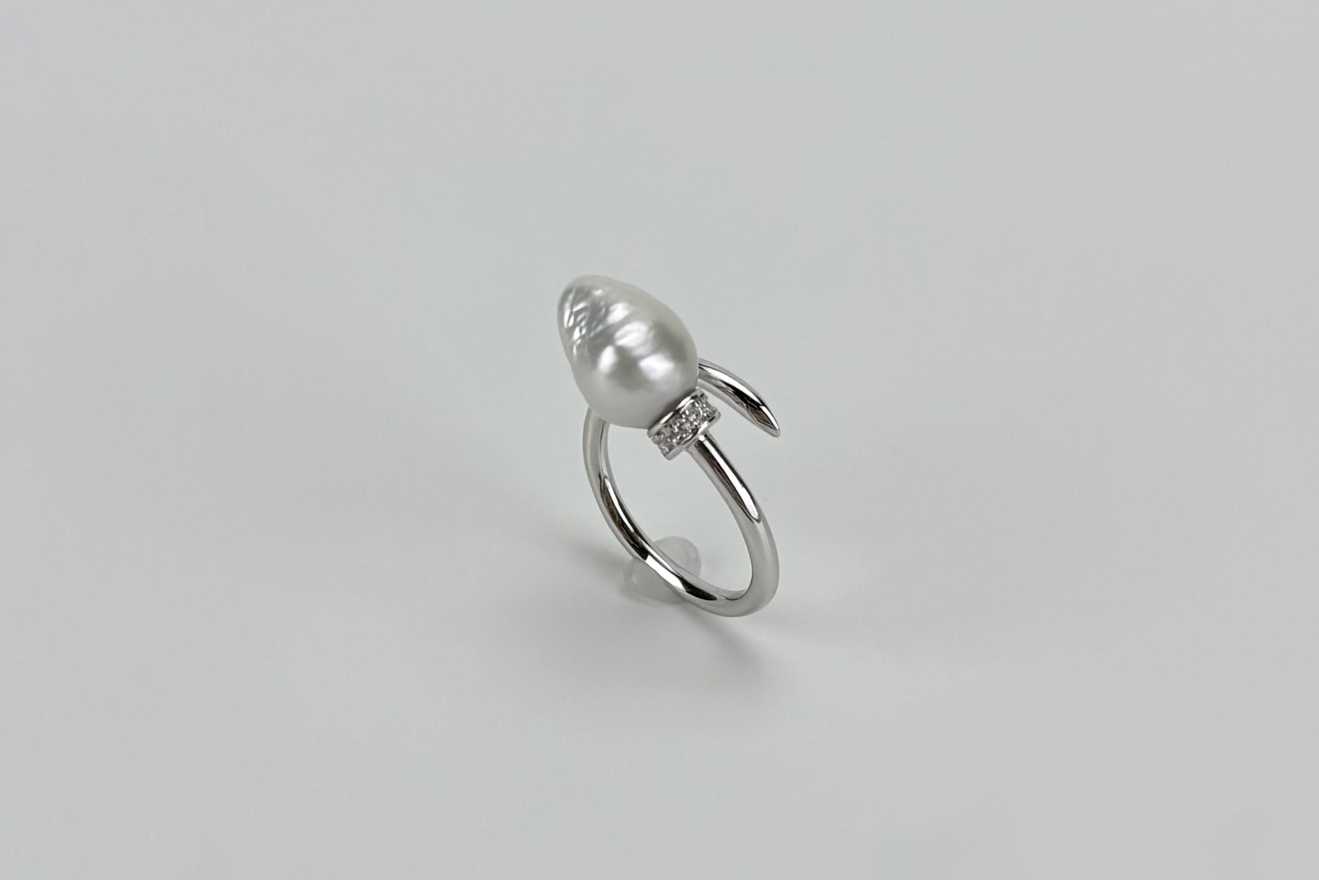 Кольцо с жемчугом барокко MANIFISTO WHITE