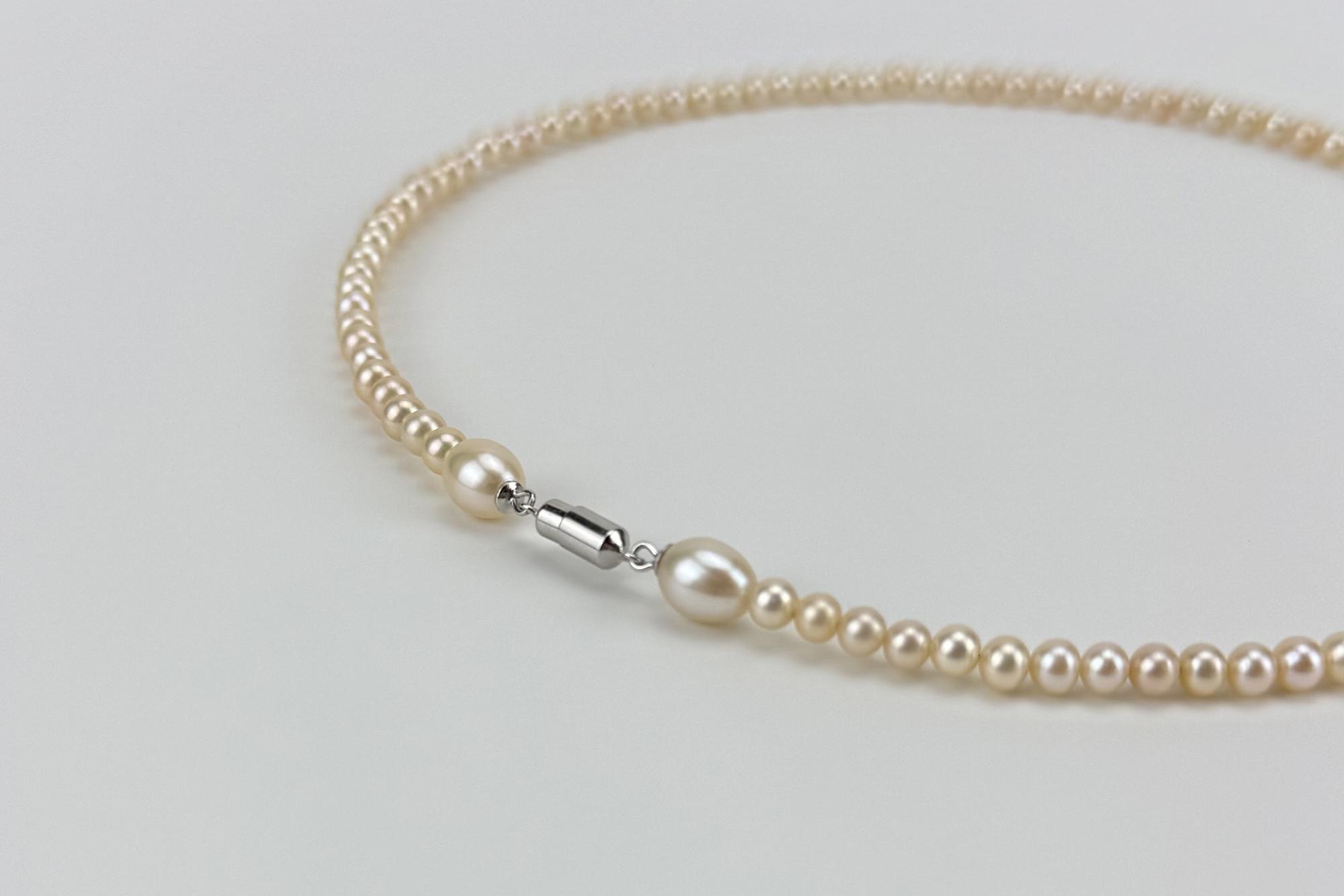 Чокер из микро жемчуга на жесткой основе AXIS