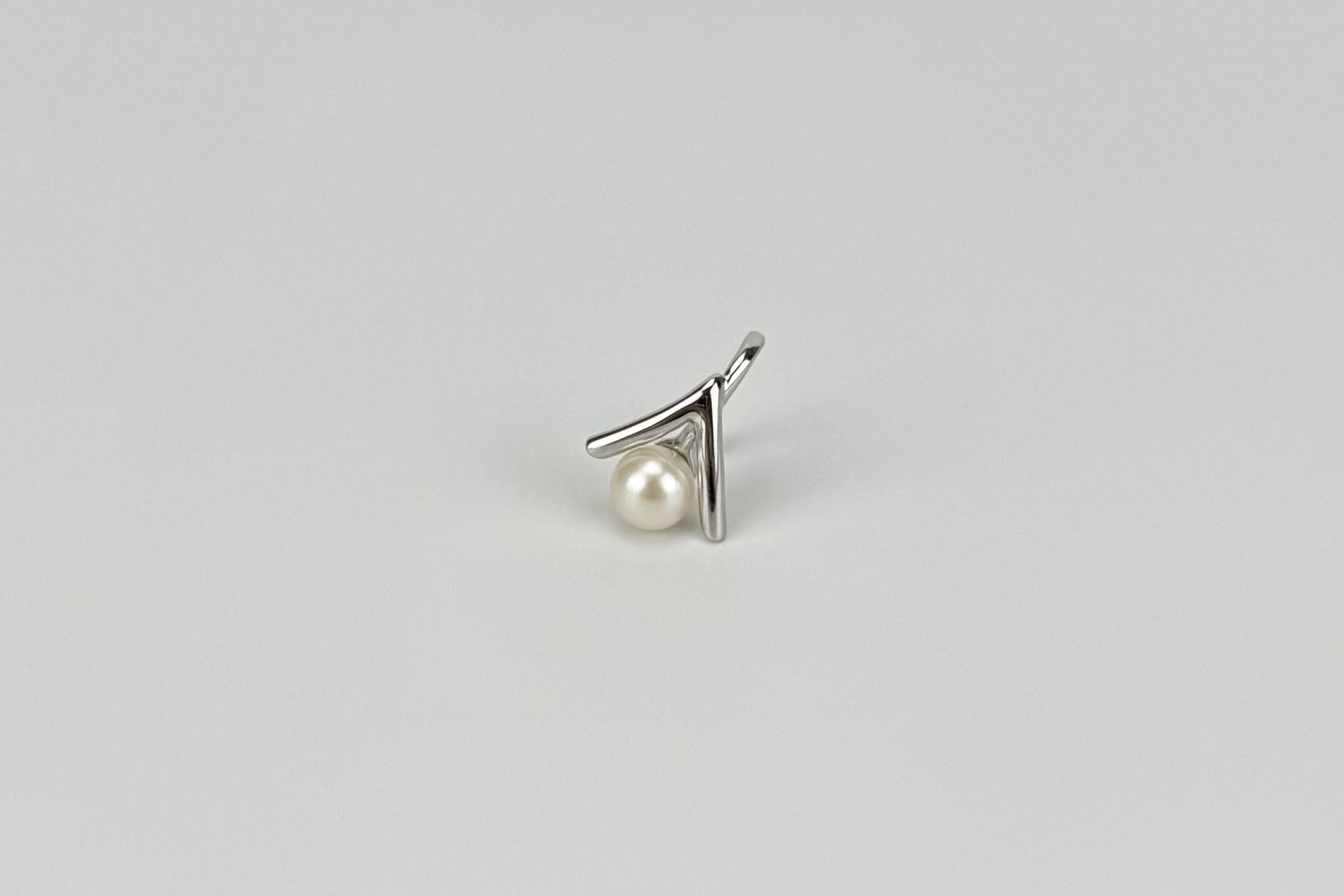 Кафф с натуральным жемчугом V-CODE