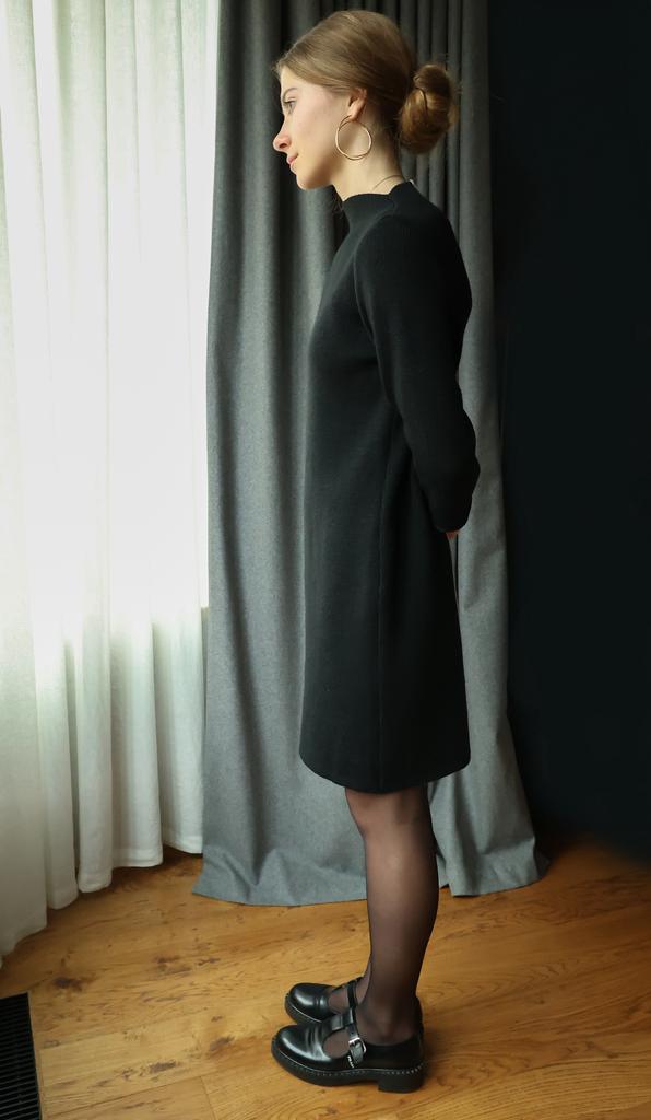 Платье с контрастной полосой на спине