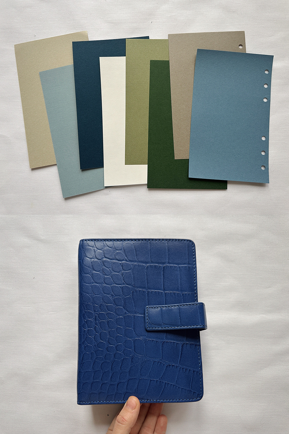 Синий блокнот на кольцах с цветными листами