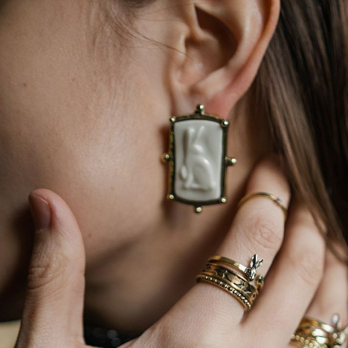 Серьги с рельефом кролика