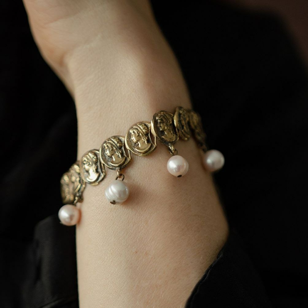 Браслет с камеями