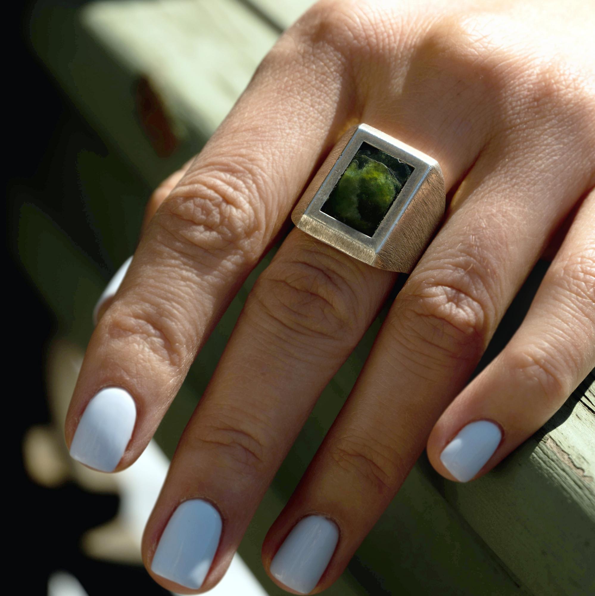 Кольцо с нефритом