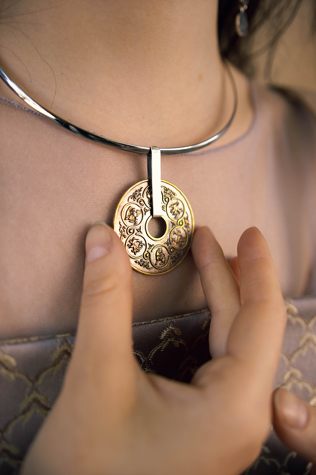 Подвеска на гривне "Песнь о Соколе"