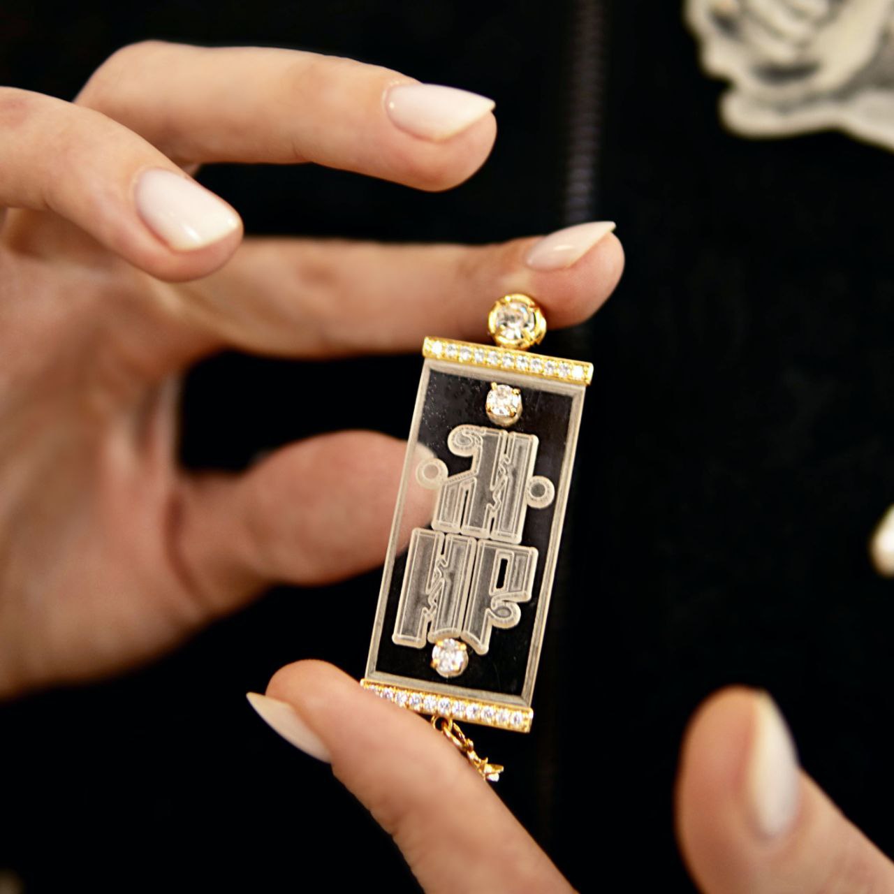 Брошь "На сердце мир"