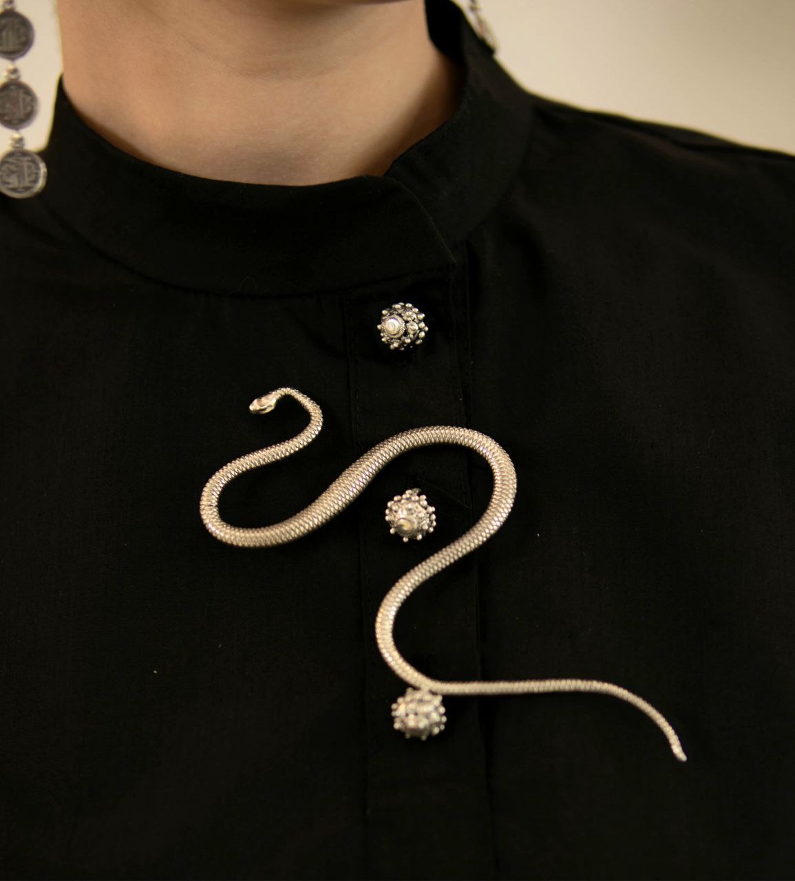 Брошь "Шепчет"