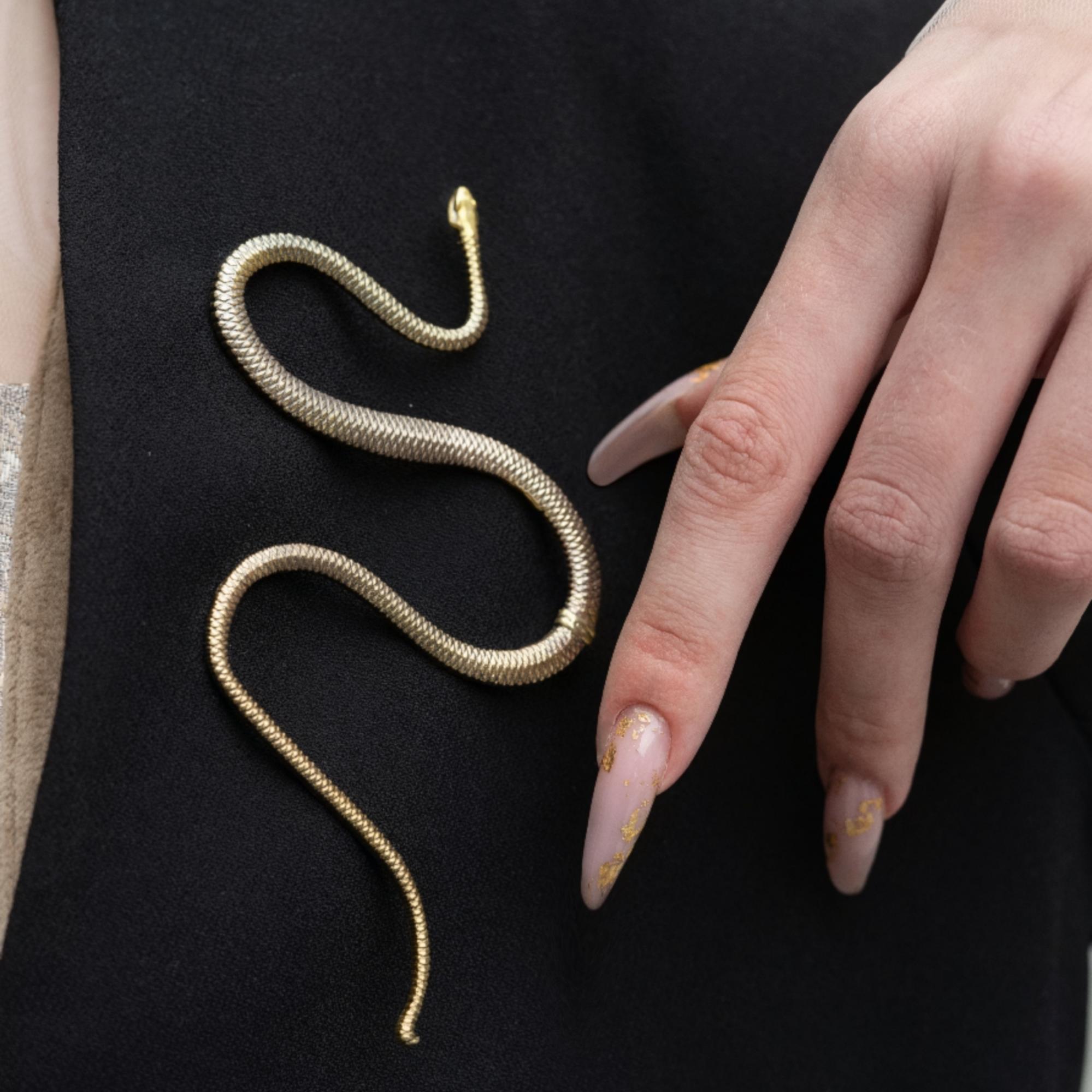 Брошь "Шепчет" в бронзе