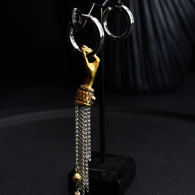 Ассиметричные серьги "Прикасаюсь" в ювелирной бронзе