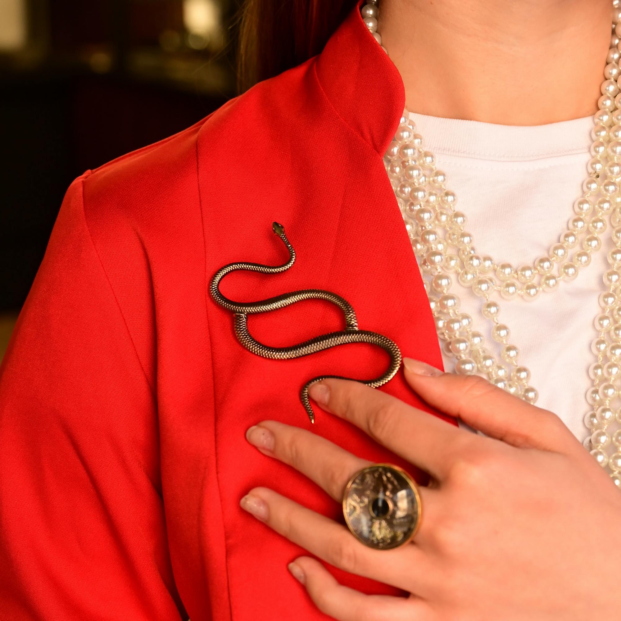 Брошь "Шепчет"