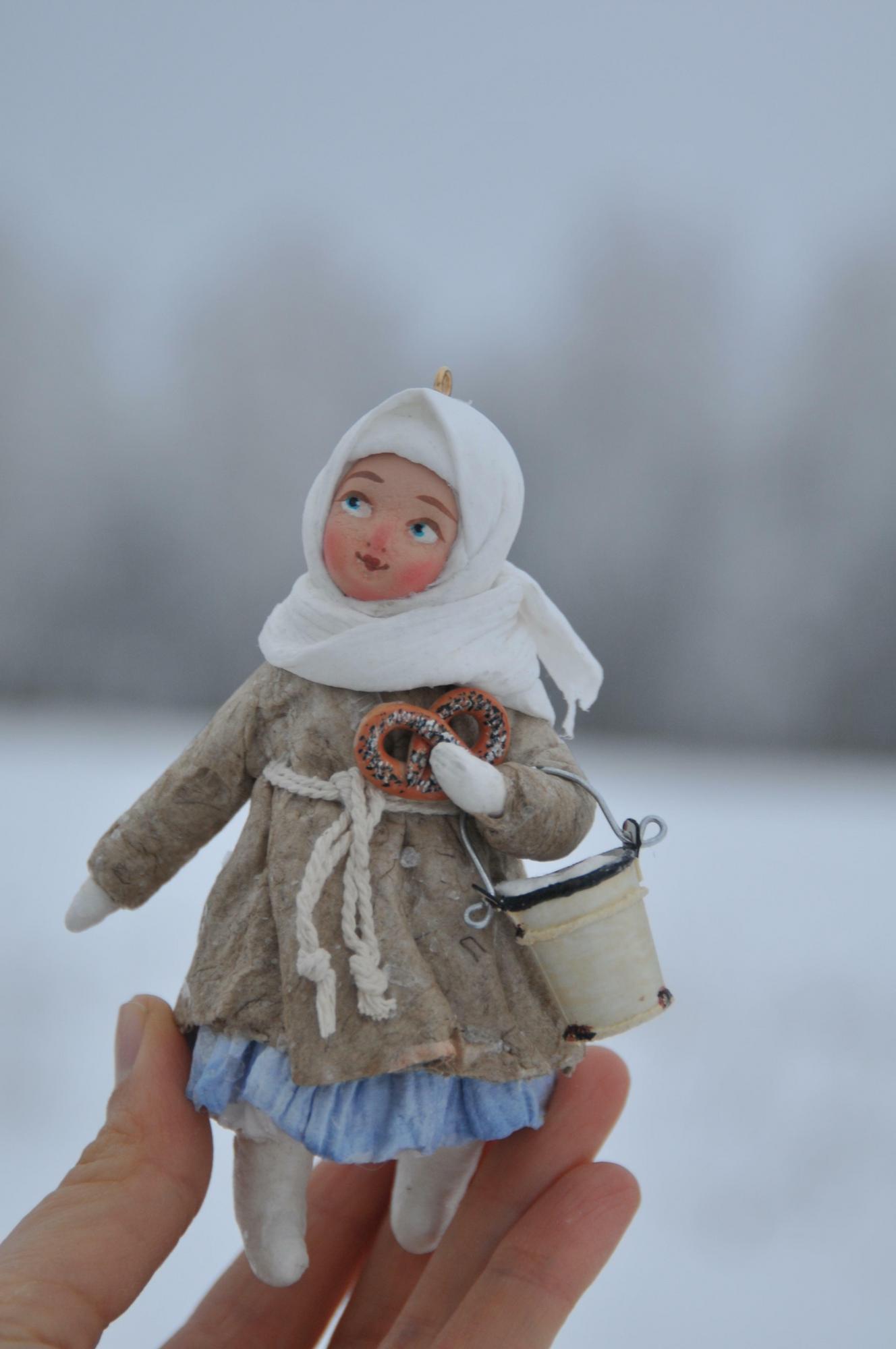 Девочка деревенская в белом платке