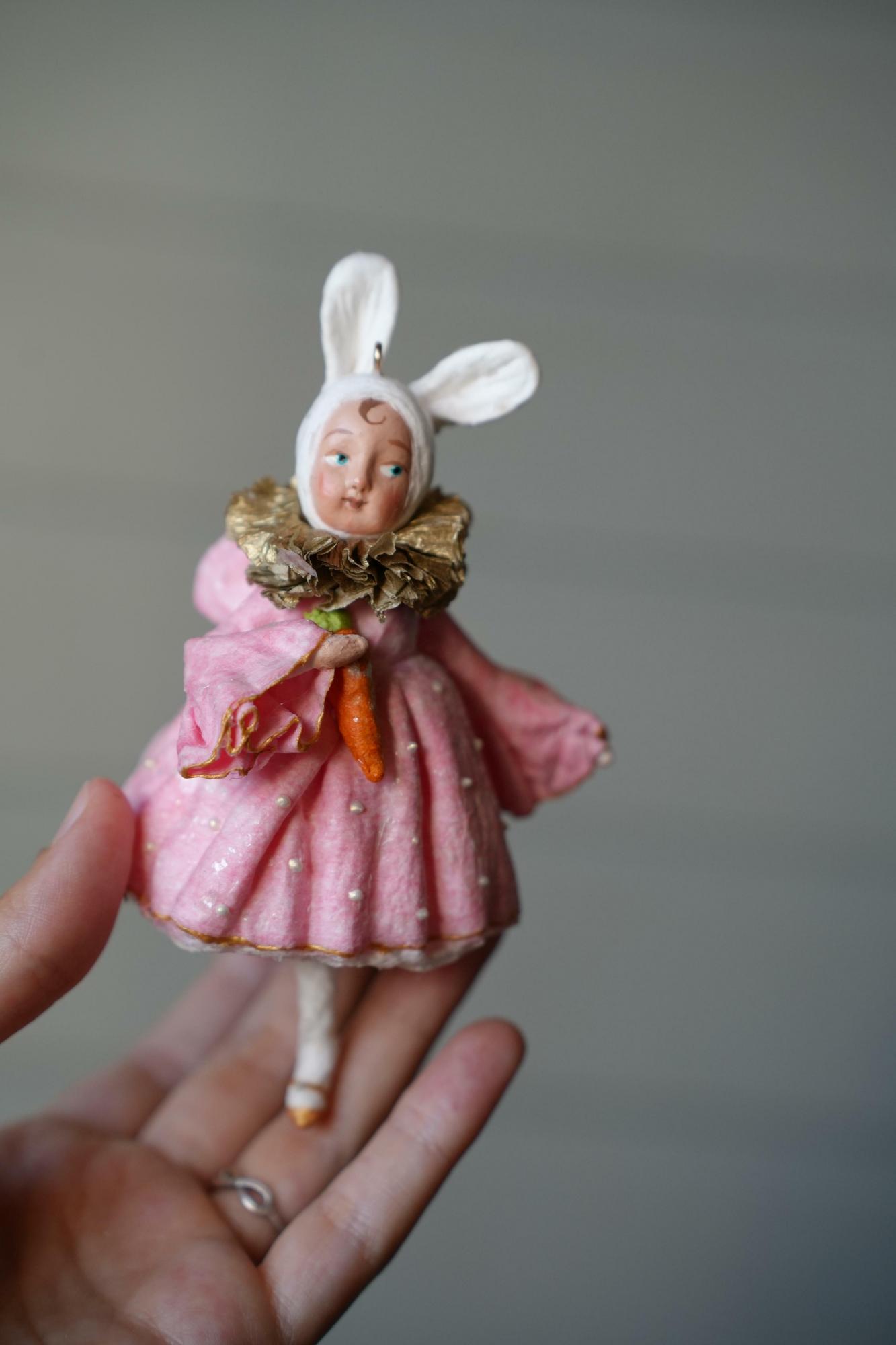 Зайка в розовом платье