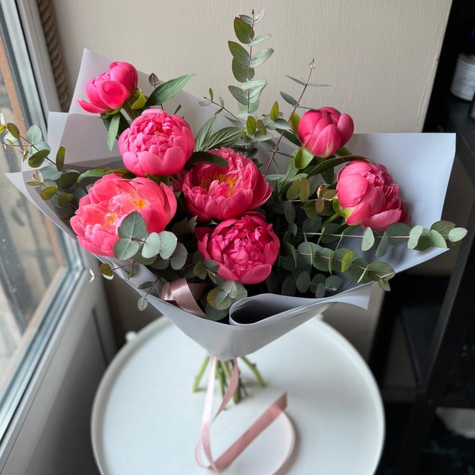 МОНОБУКЕТ ИЗ ПИОНОВ "КОРАЛ"