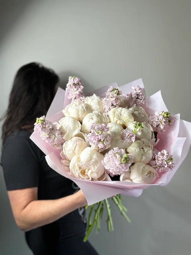 ДУОБУКЕТ ИЗ ПИОНОВ И МАТТИОЛЫ