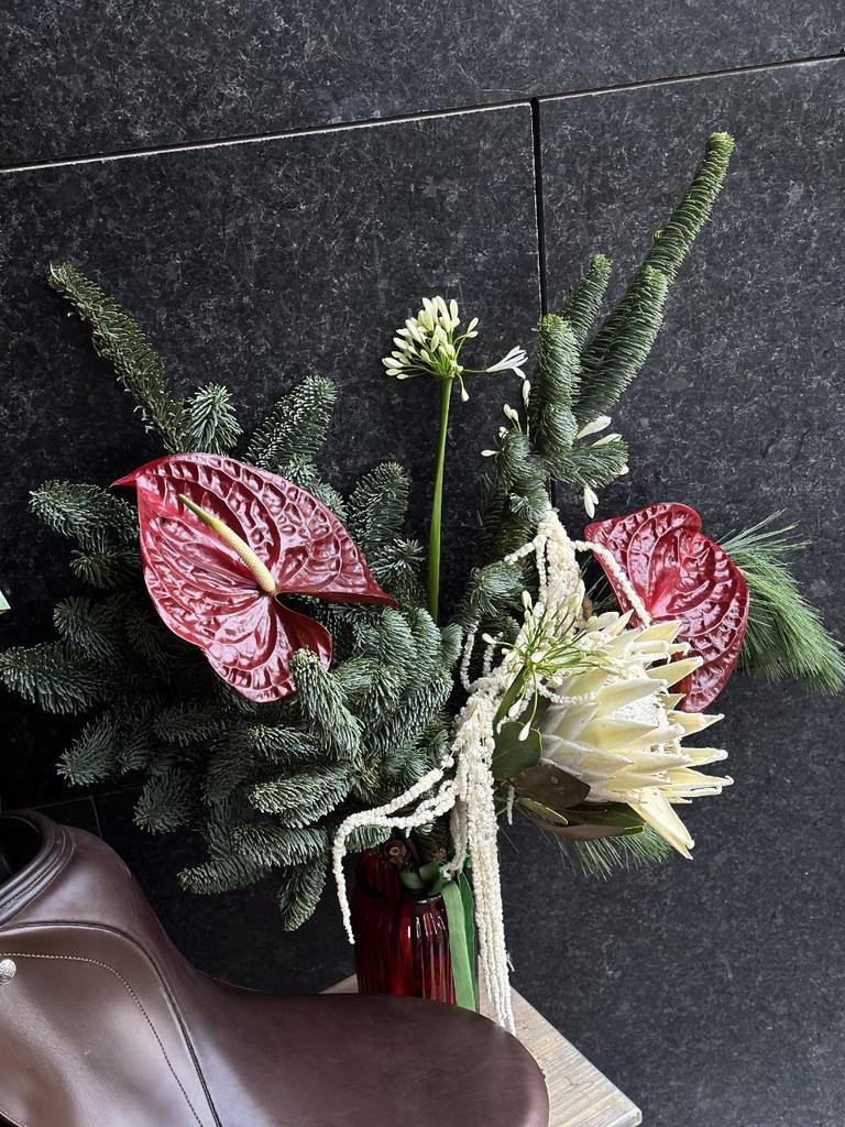 БУКЕТ НОВОГОДНИЙ С АНТУРИУМОМ