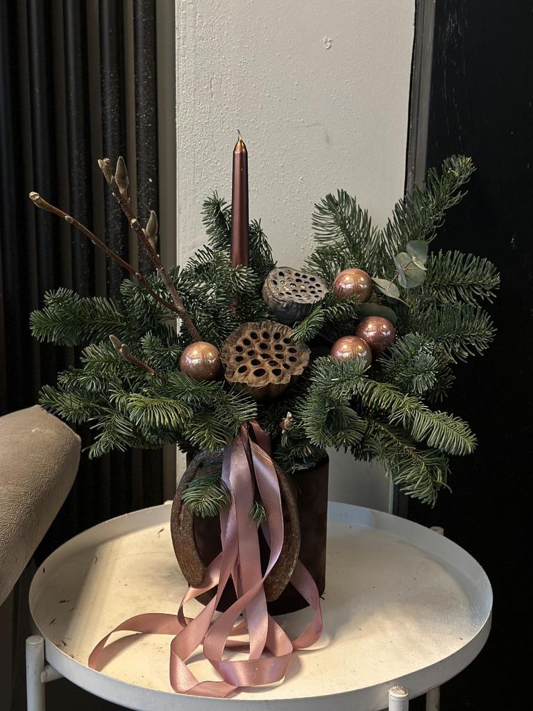 КОМПОЗИЦИЯ НОВОГОДНЯЯ С ЛОТОСОМ