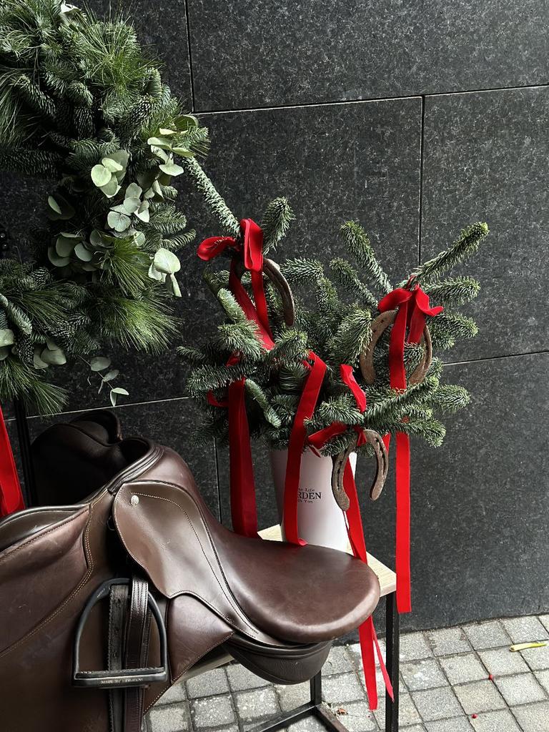 БУКЕТ С НОВОГОДНИМИ  БАНТИКАМИ