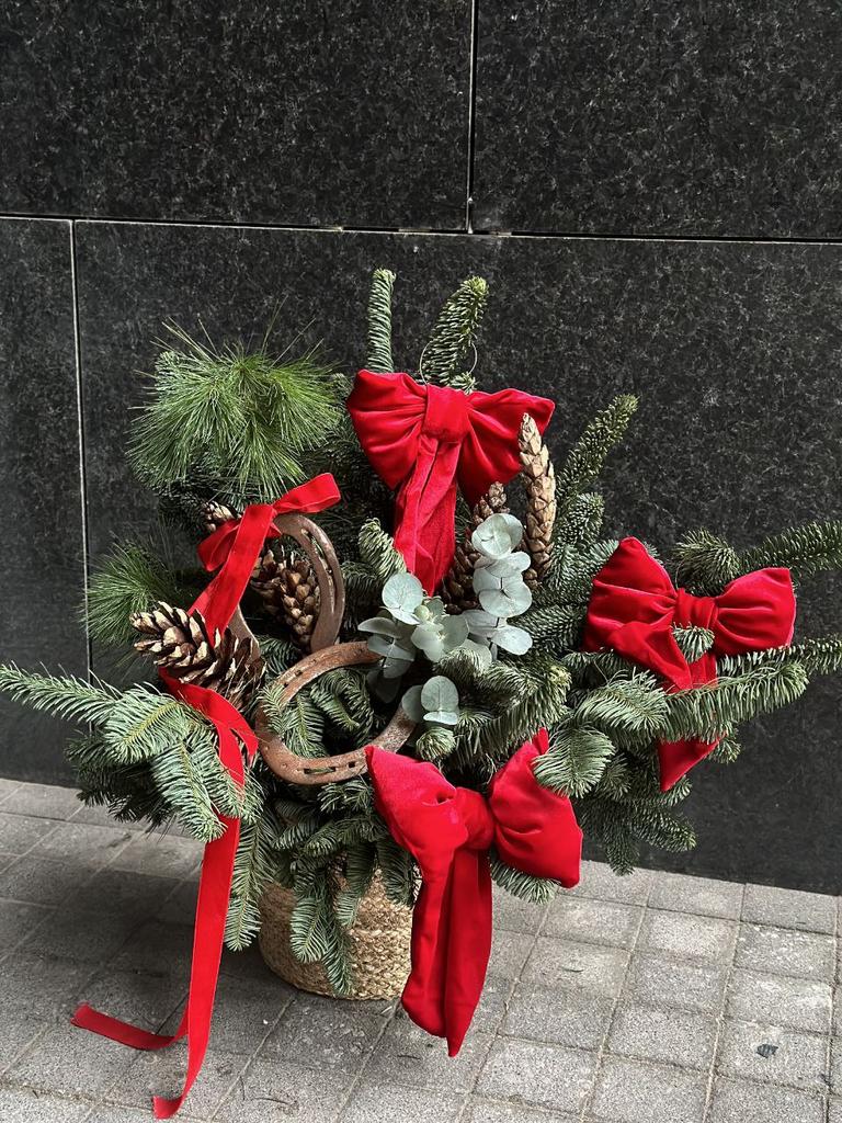 КОМПОЗИЦИЯ  С ТРЕМЯ БАНТАМИ