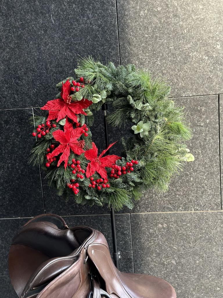 ВЕНОК С ПУАНСЕТТИЕЙ