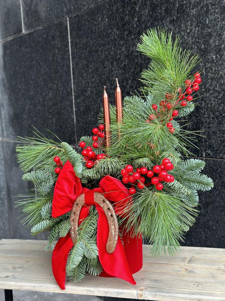 КОМПОЗИЦИЯ НОВОГОДНЯЯ С БАНТОМ И СВЕЧАМИ