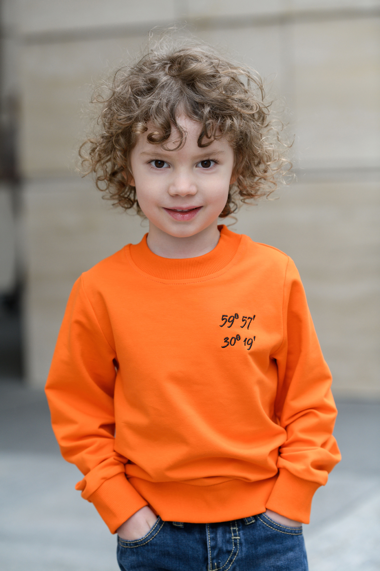 СВИТШОТ АПЕЛЬСИНОВЫЙ С ВЫШИВКОЙ "КООРДИНАТЫ ПЕТЕРБУРГА"