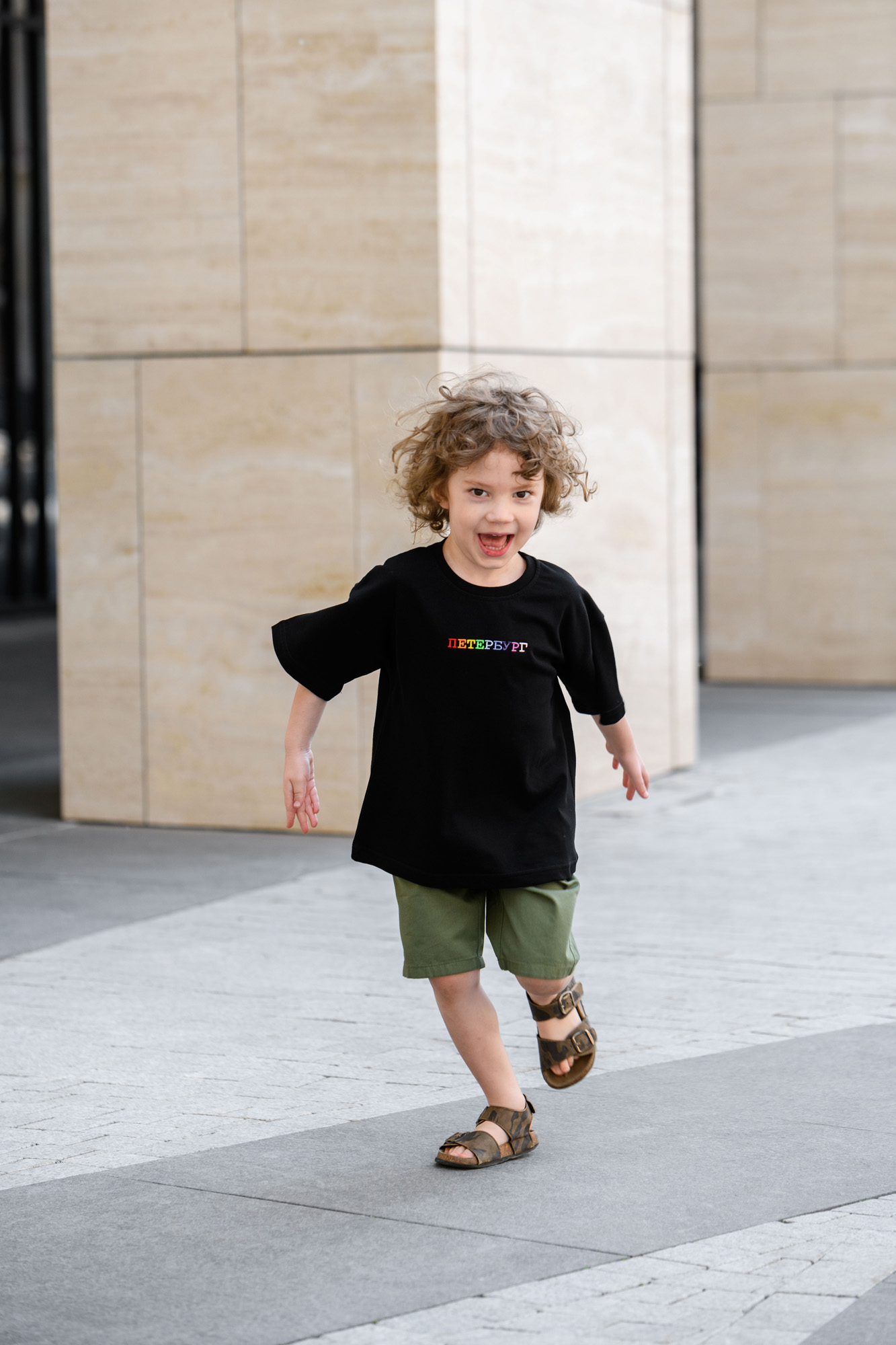 ФУТБОЛКА ЧЁРНАЯ С ЦВЕТНОЙ ВЫШИВКОЙ "ПЕТЕРБУРГ"