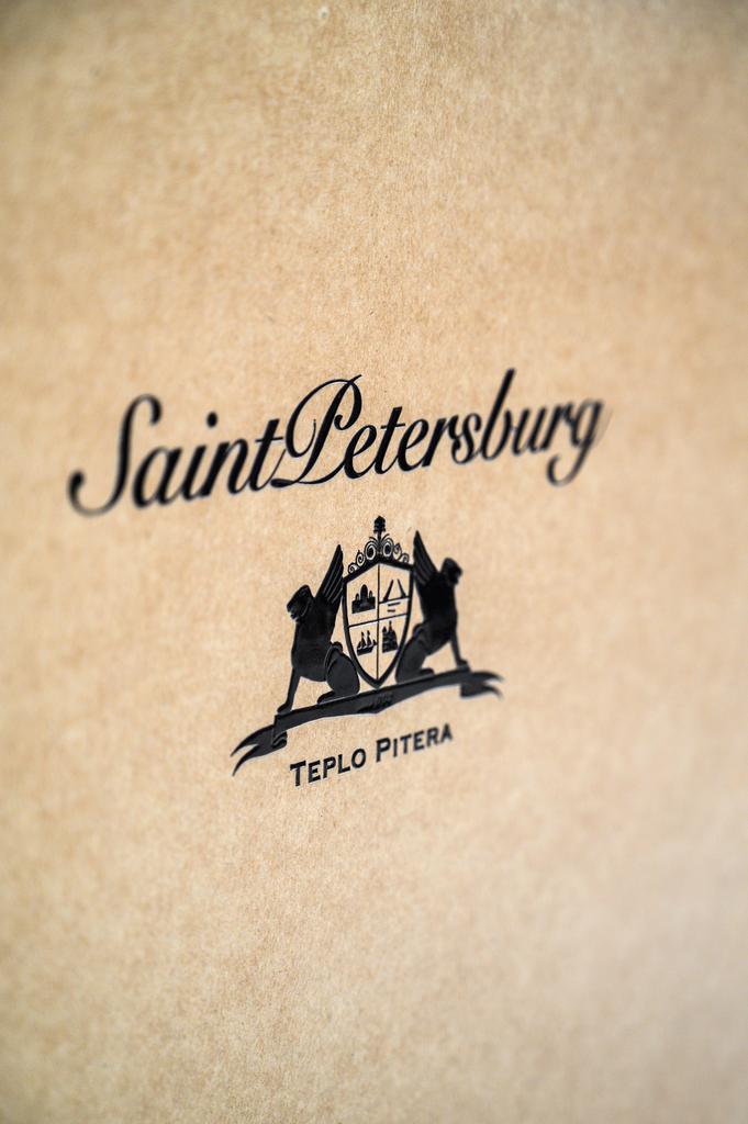 КРАФТОВАЯ ПОДАРОЧНАЯ УПАКОВКА С ОТКРЫТКОЙ-ПОЛАРОИД