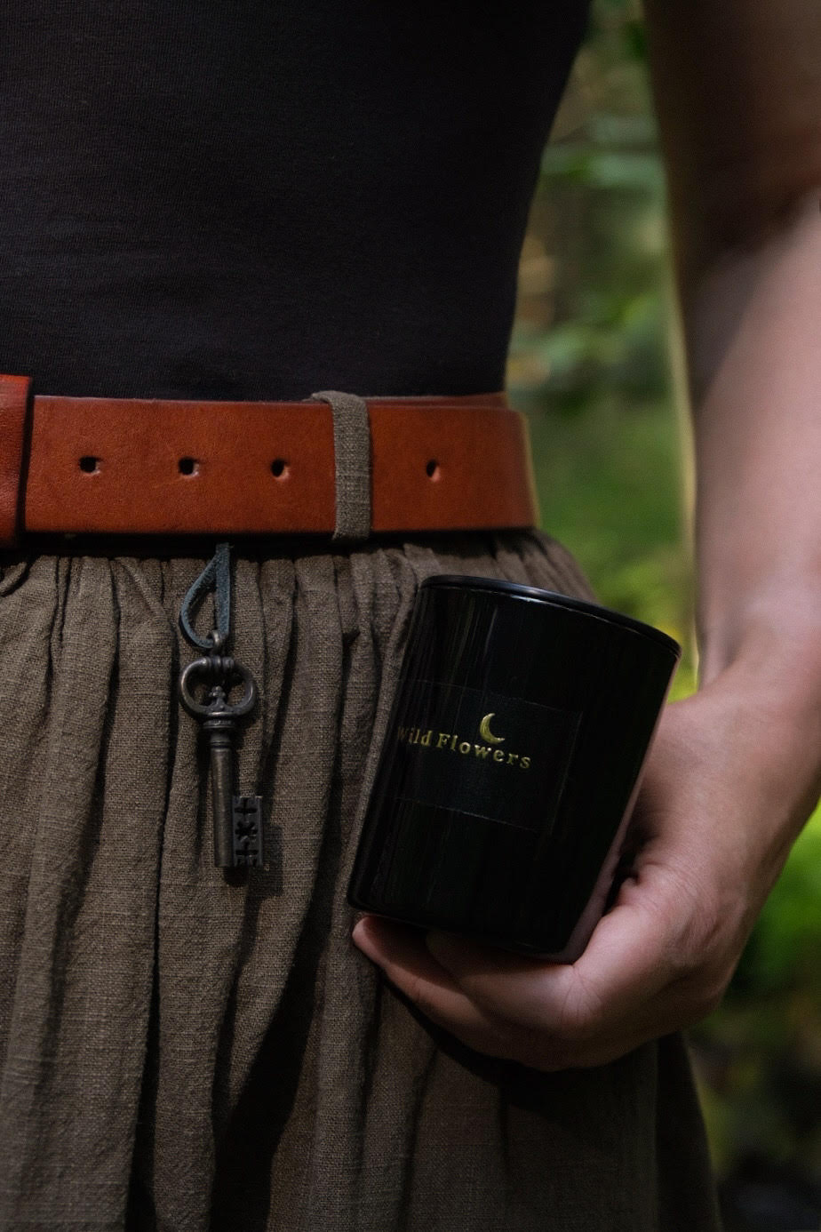 "Wild Flowers" свеча в чёрном стекле с органическим маслом лотоса и плюмерии для йоги и практик