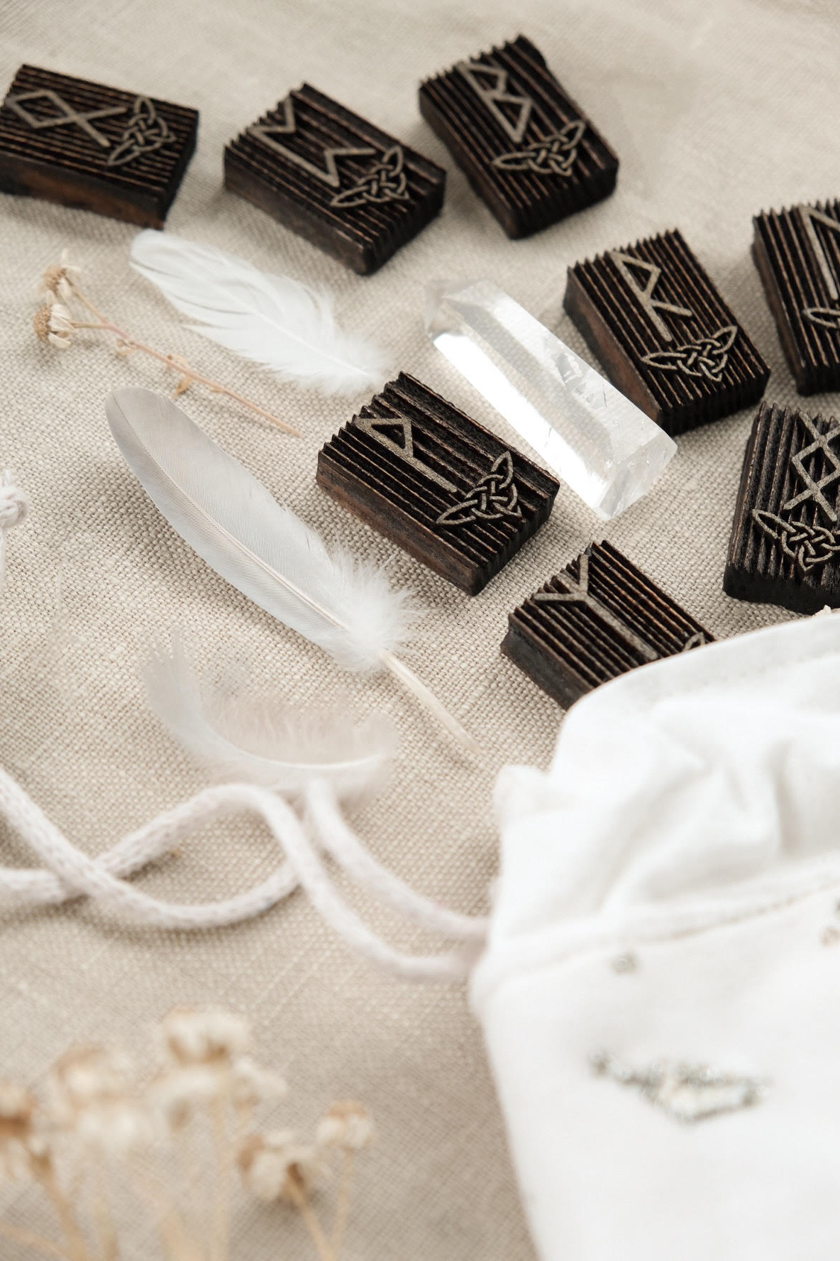 "Хрустальные руны" мешочек из натурального бархата для рун с вышивкой бисером