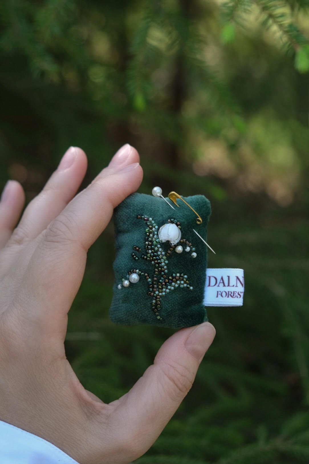 "Ландыш"  микро-игольница с вышивкой и бутоном ландыша из стекла