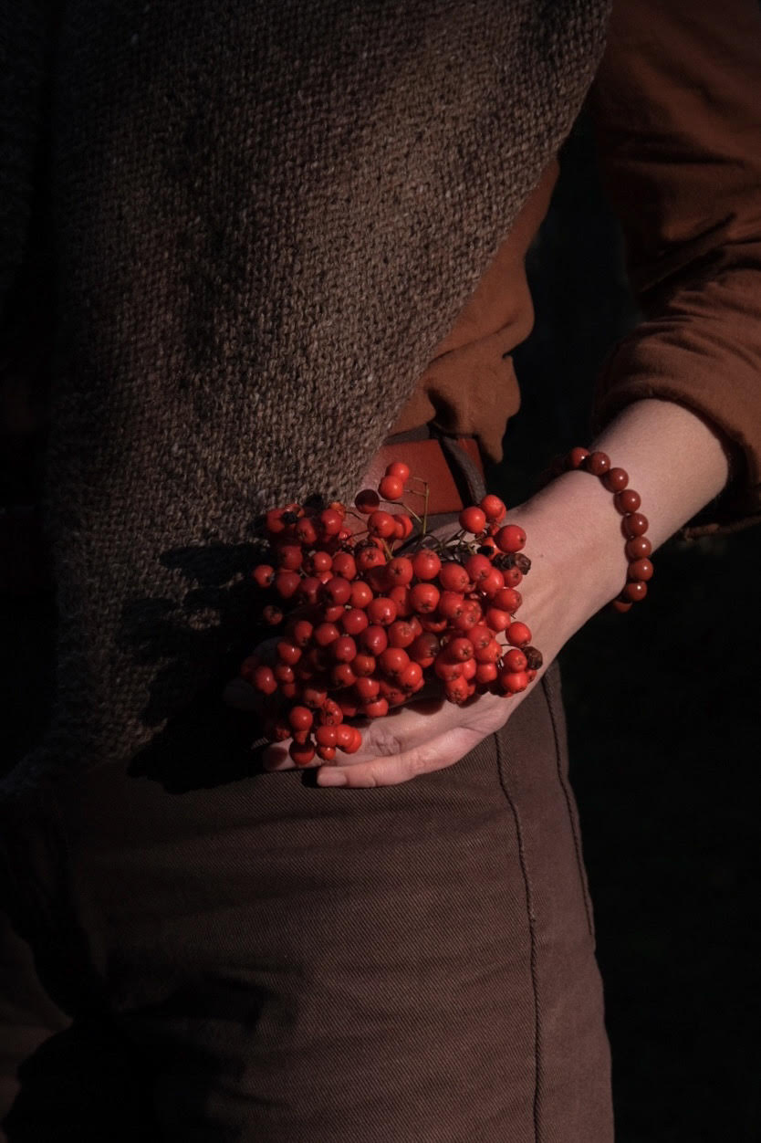 "Сезон рябины" обережный браслет для женщин из бусин красной яшмы + травяной сбор с рябиной в подарок