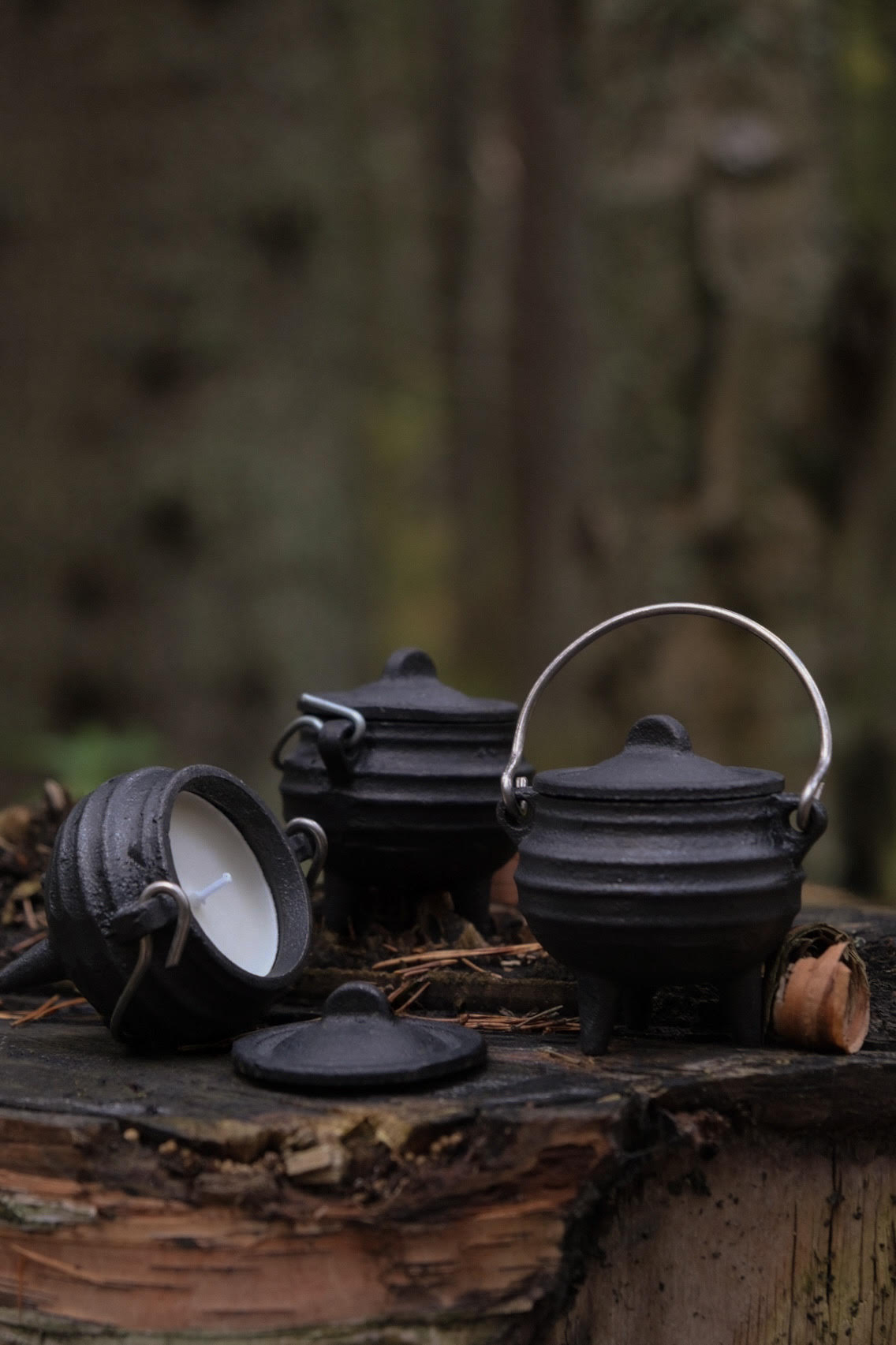 "Ведьмины котелки" свеча в чугунном котелке с крышкой, на ножках, с эфирным маслом розмарина