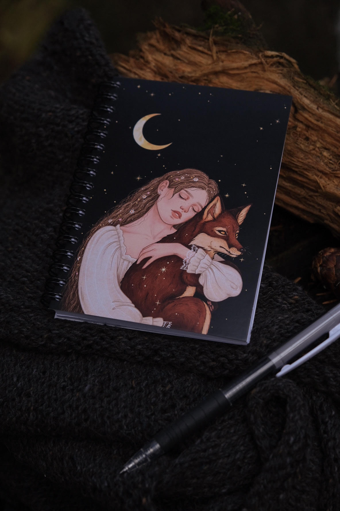 "Звёзды, Лис, Луна и Девушка" карманный блокнот на чёрных пружинках, 100 белых нелинованных листов