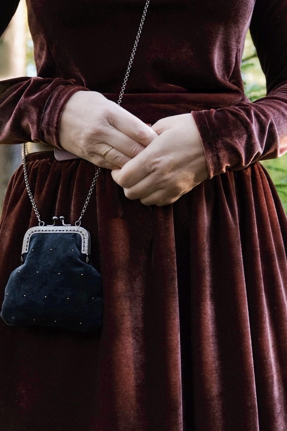 "Уголёк" графитовая сумочка-кошелёк на длинной цепочке из натурального бархата